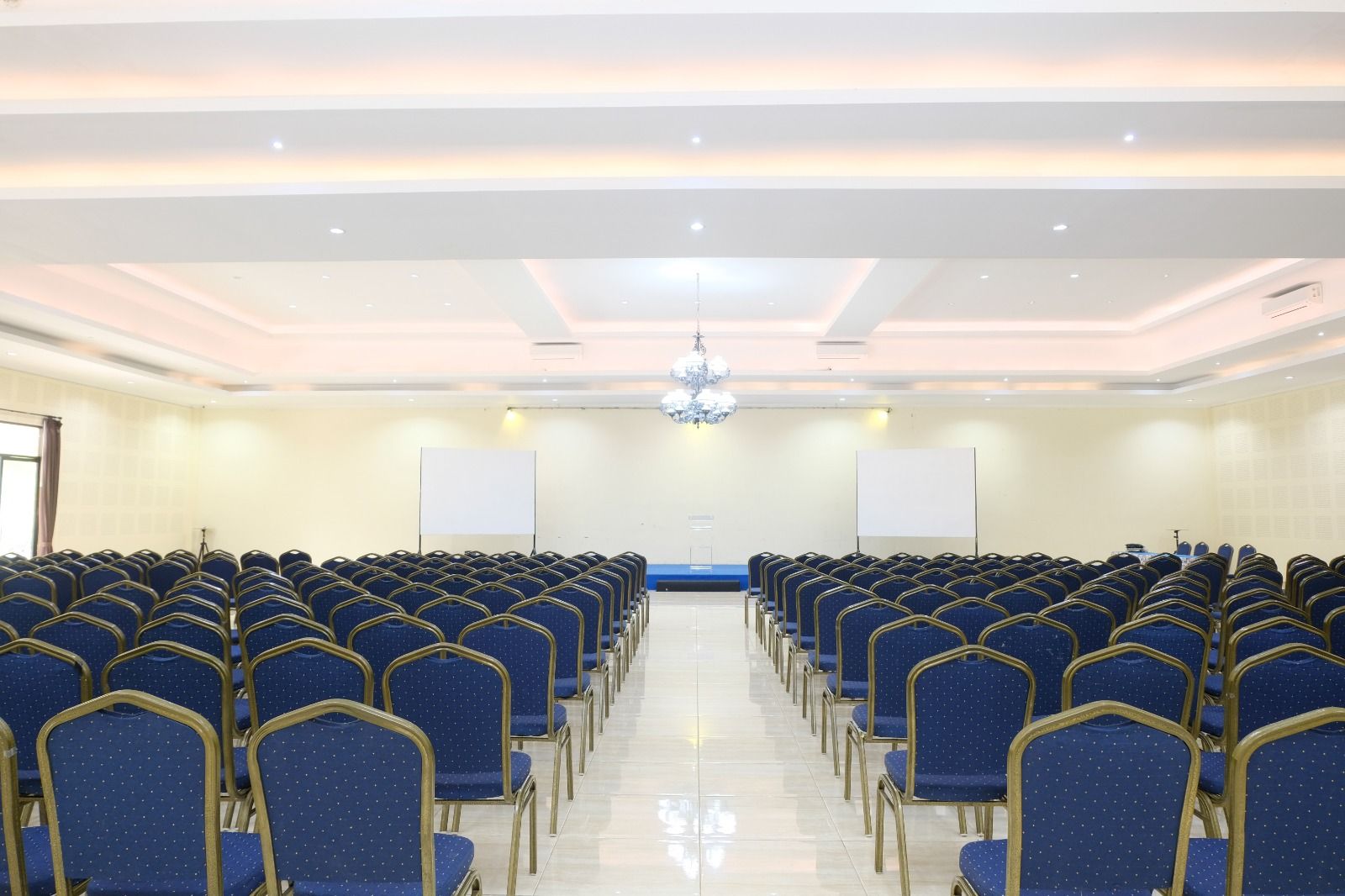 Ballroom dengan kursi tersusun rapi