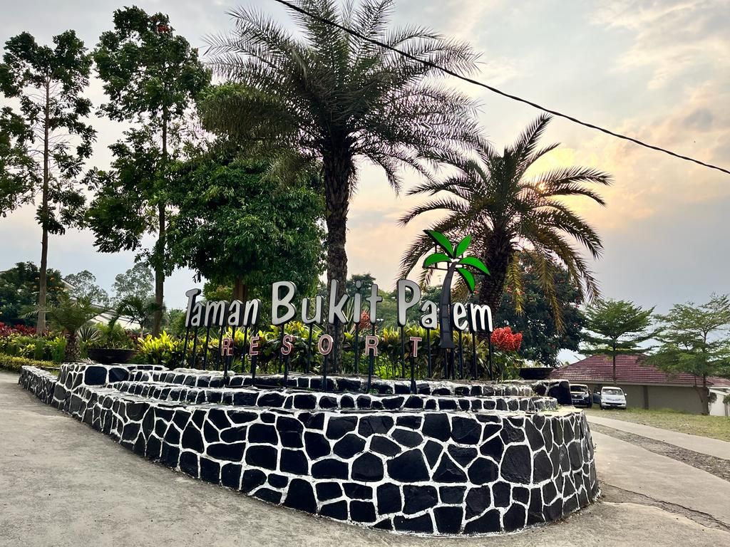 Gerbang Taman Bukit Palem dengan pohon palem