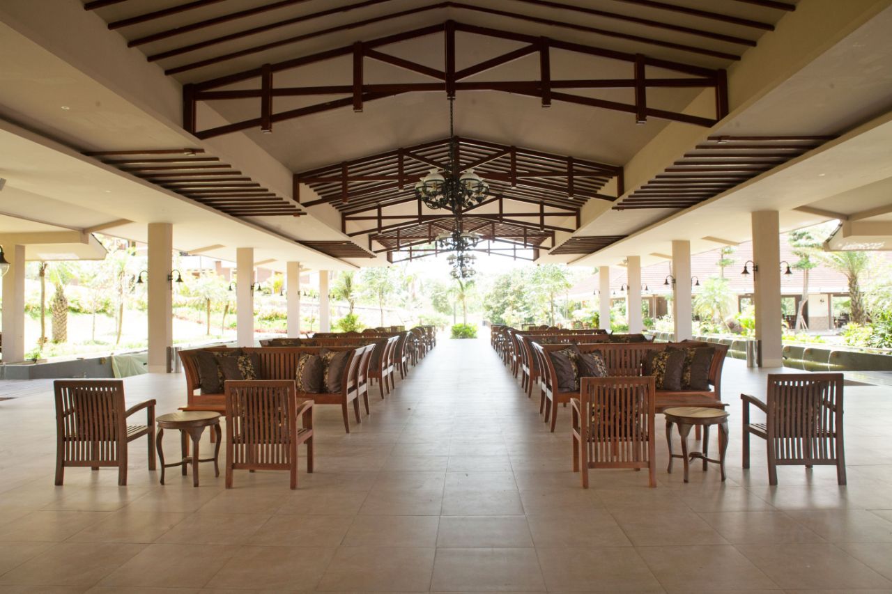 Lounge terbuka beratap kayu