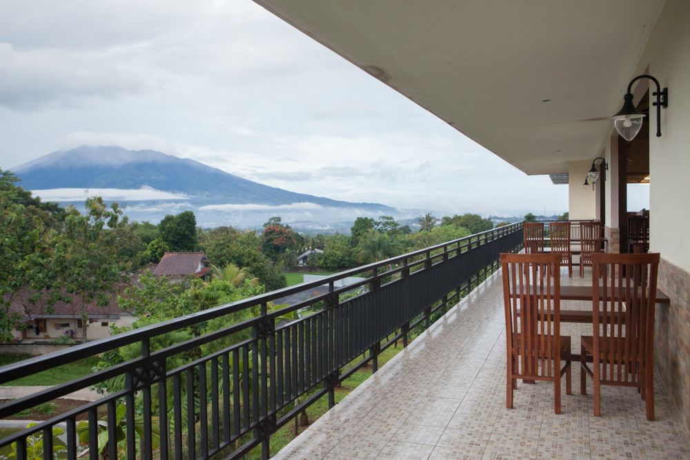 Teras restoran menghadap gunung